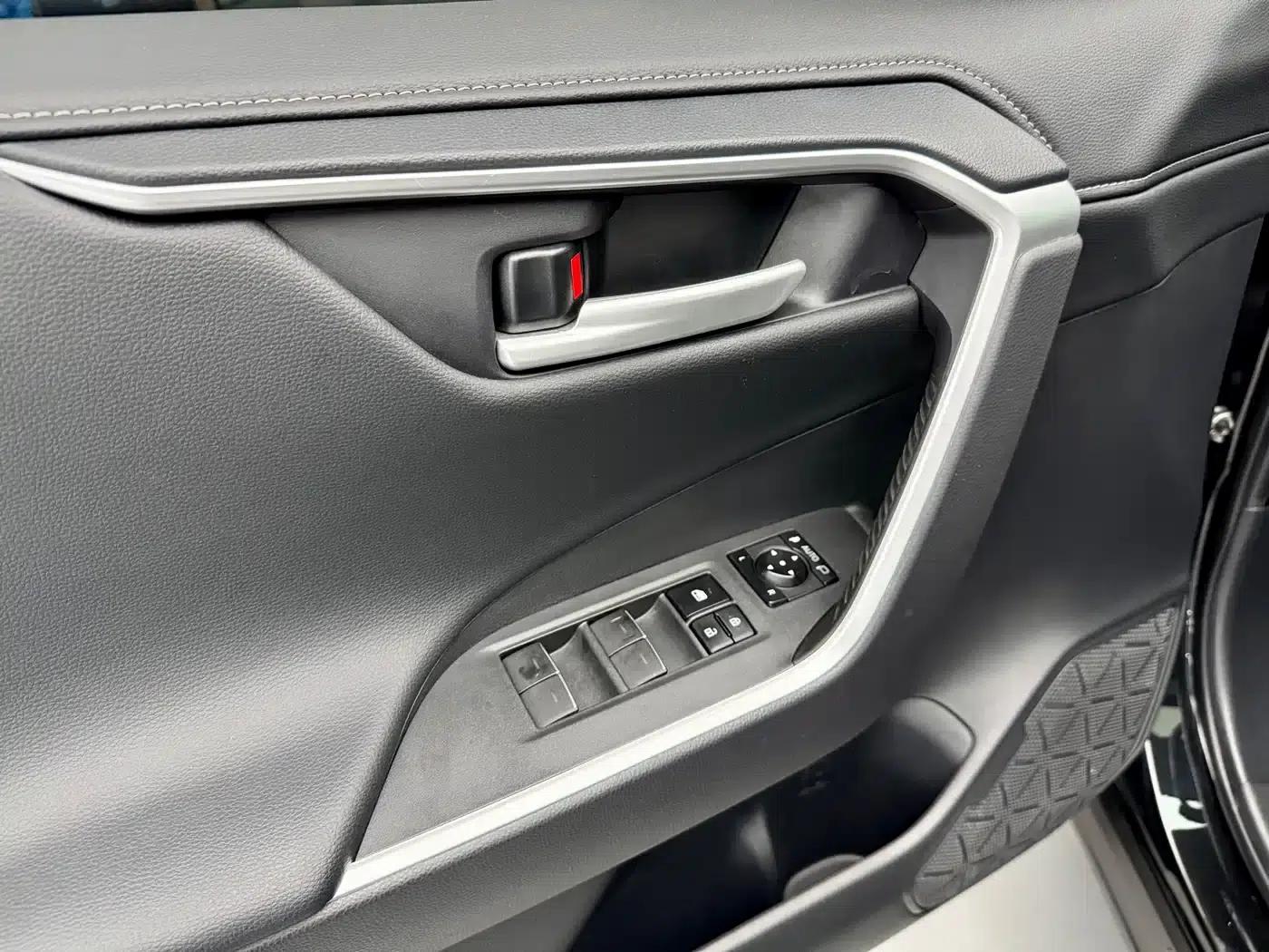 2024 Toyota RAV4 2.0L CVT 2WD Luxury PLUS Edition — миниатюра 10