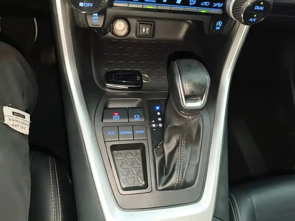 2022 Toyota RAV4 2.0L CVT 2WD Luxury Edition — миниатюра 14