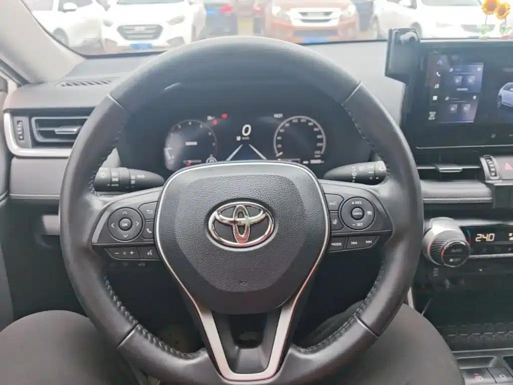 2023 Toyota RAV4 2.0L CVT 4WD Luxury PLUS Edition — миниатюра 11