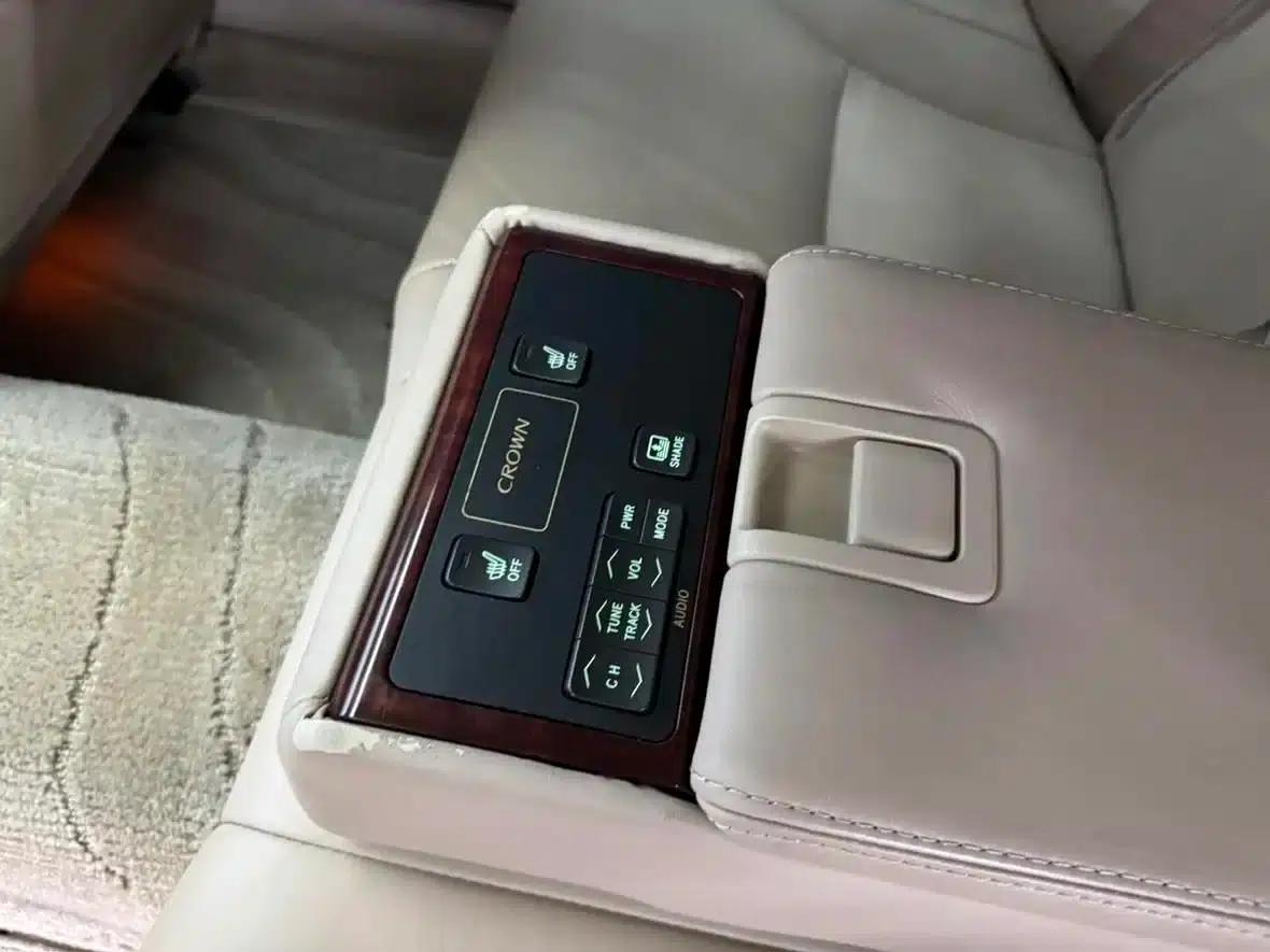 Crown 2011 2.5L Royal Leather Sunroof Special Edition — миниатюра 12