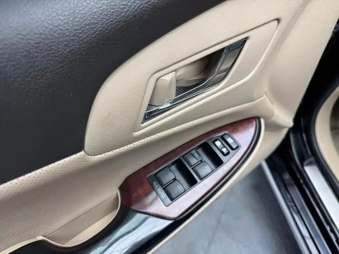 Crown 2011 2.5L Royal Leather Sunroof Special Edition — миниатюра 13