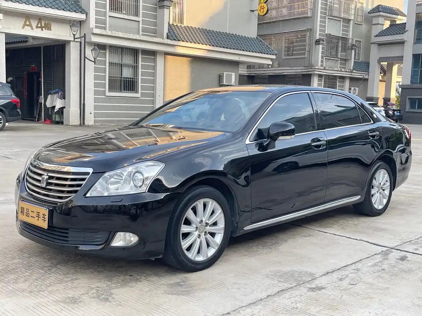 Crown 2010 2.5L Royal Leather Sunroof Edition — миниатюра 1