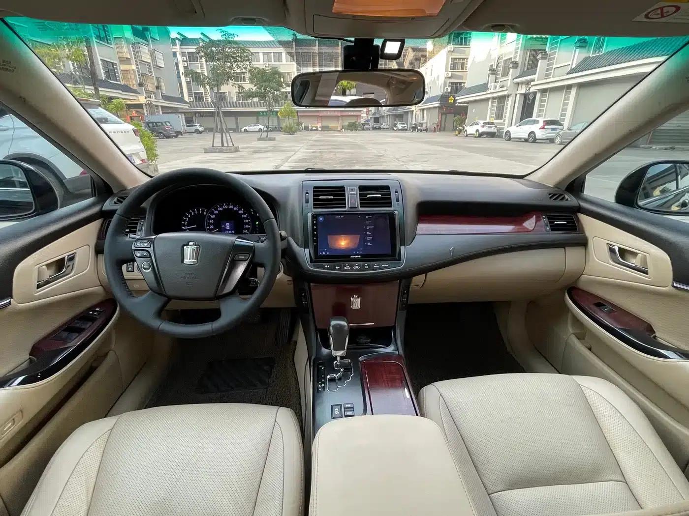 Crown 2010 2.5L Royal Leather Sunroof Edition — миниатюра 12