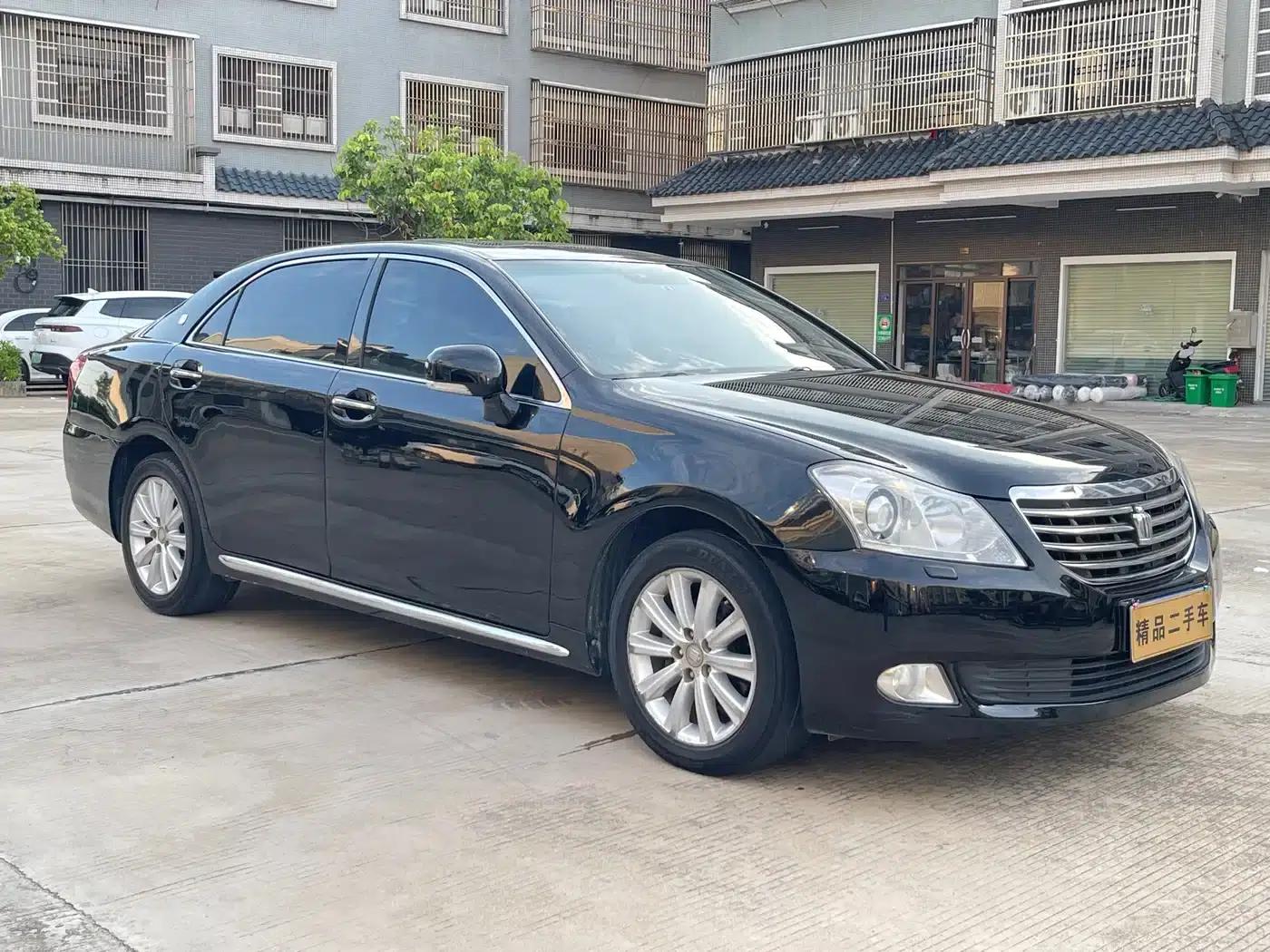 Crown 2010 2.5L Royal Leather Sunroof Edition — миниатюра 3