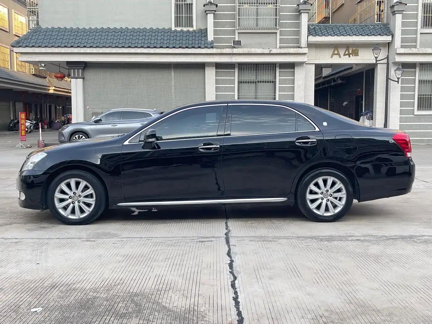 Crown 2010 2.5L Royal Leather Sunroof Edition — миниатюра 4