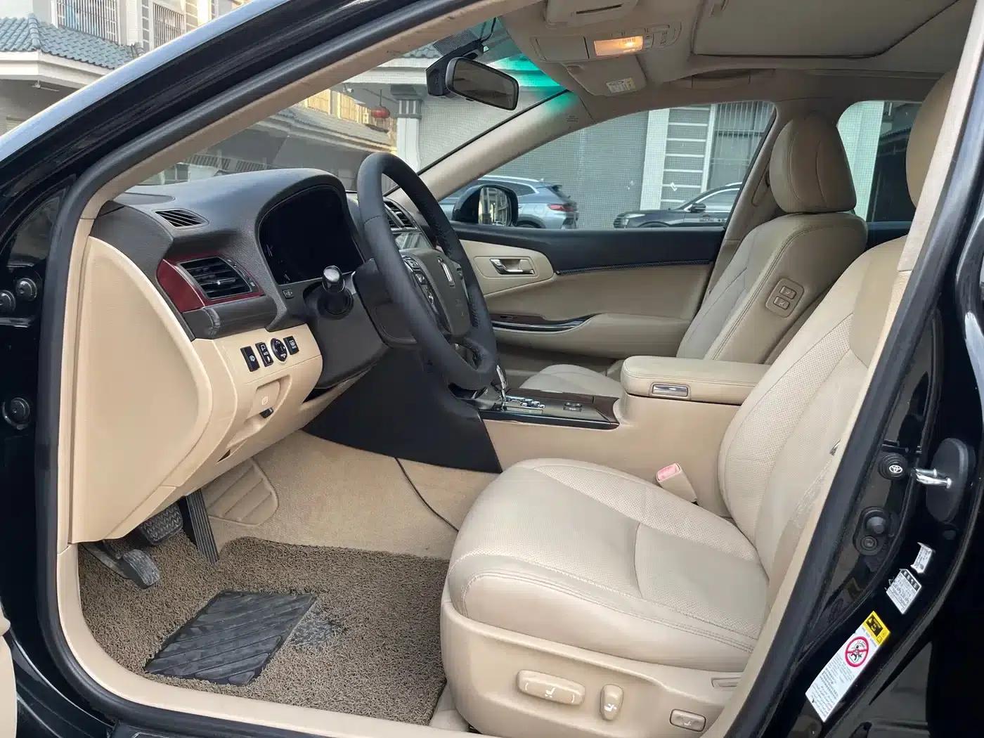 Crown 2010 2.5L Royal Leather Sunroof Edition — миниатюра 10