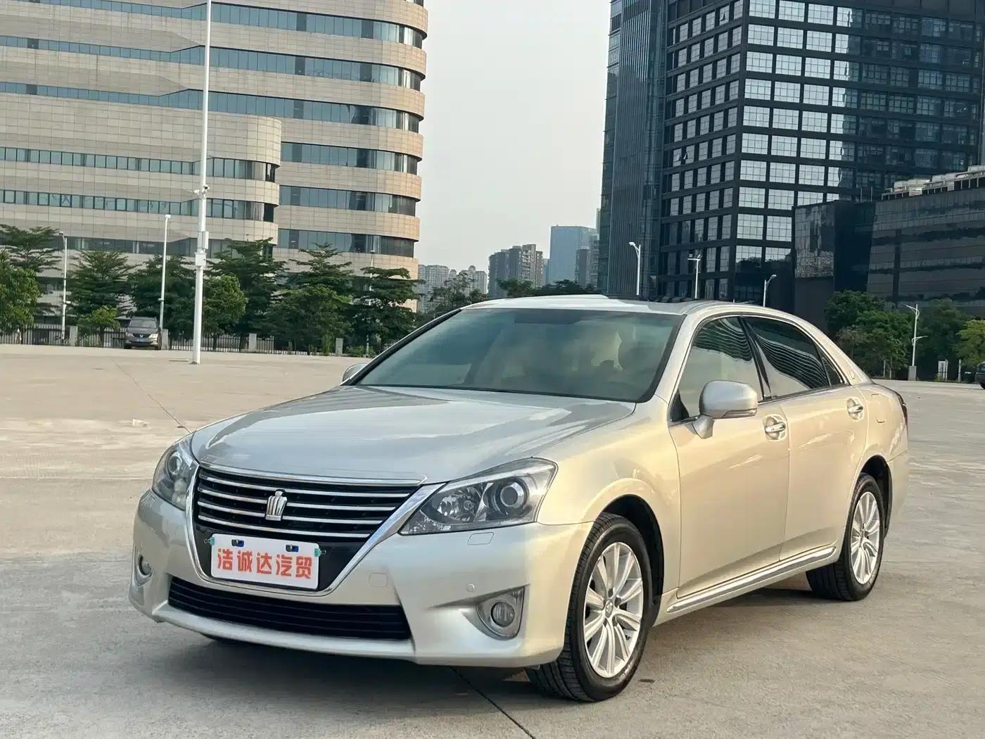 Crown 2012 2.5L Royal Navigation Edition — миниатюра 1