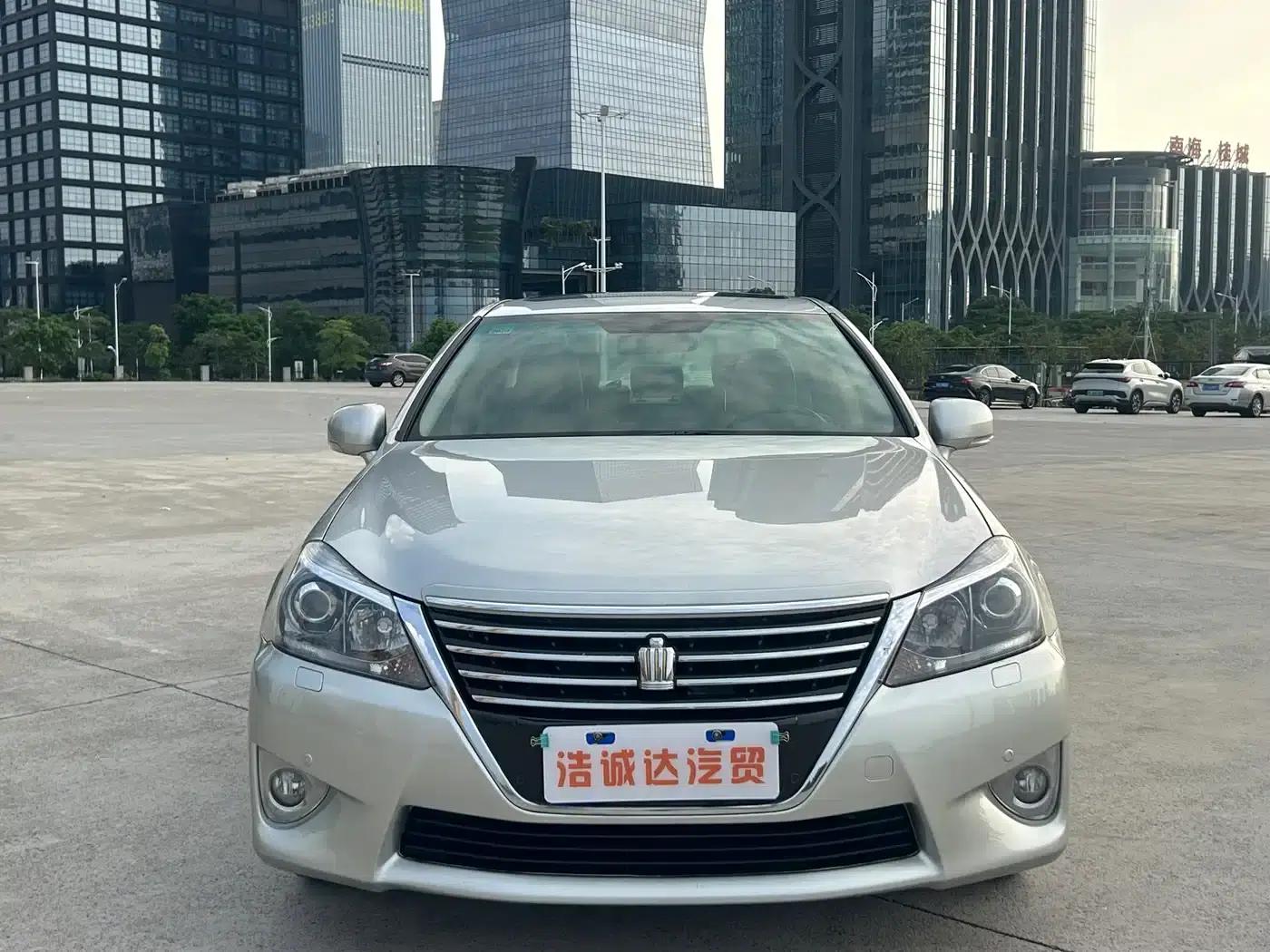 Crown 2012 2.5L Royal Navigation Edition — миниатюра 2