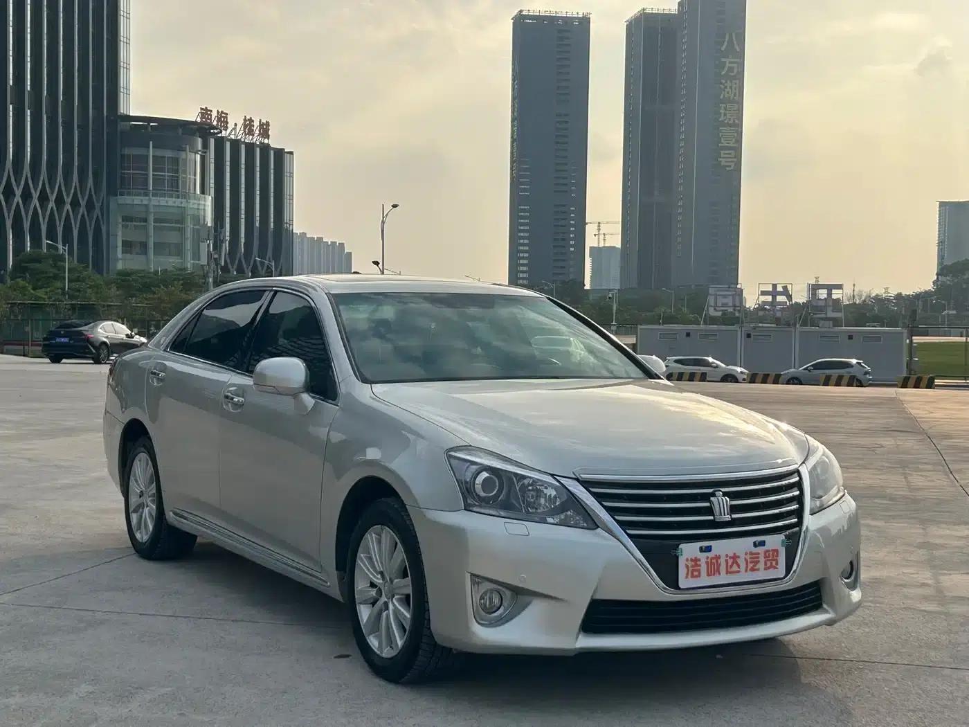 Crown 2012 2.5L Royal Navigation Edition — миниатюра 3