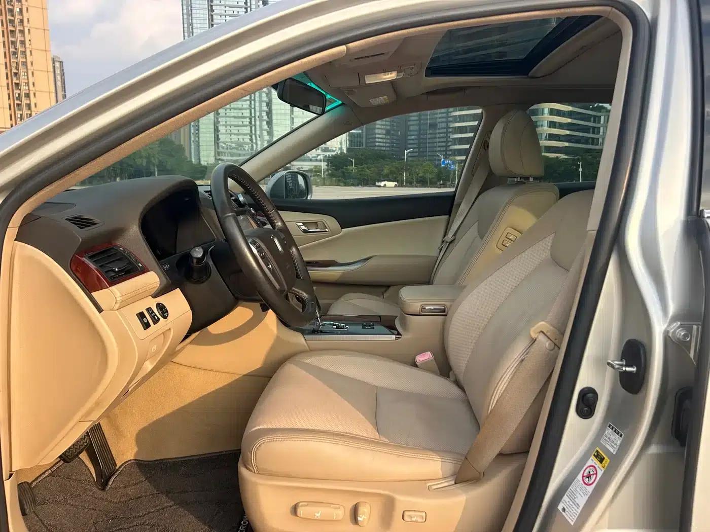 Crown 2012 2.5L Royal Navigation Edition — миниатюра 6