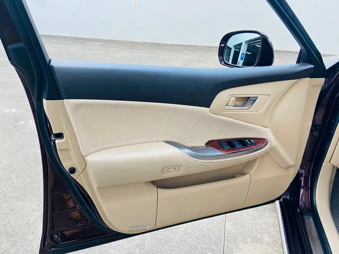 Crown 2012 2.5L Royal Leather Edition — миниатюра 28