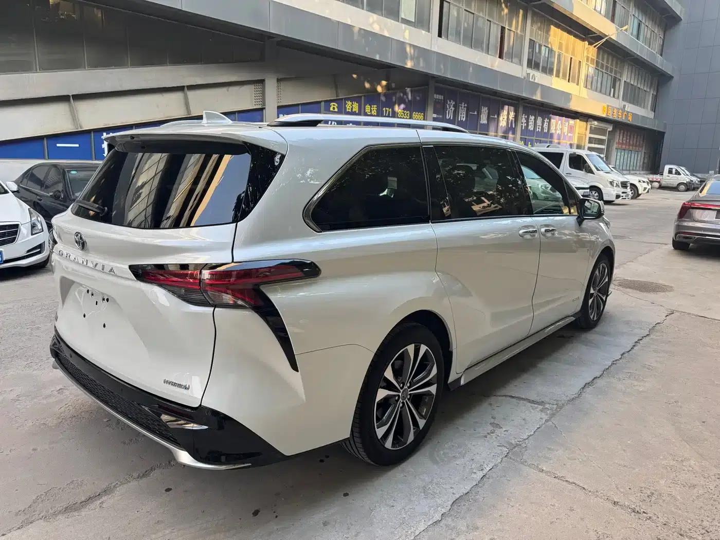 2023 Grevia 2.5L Hybrid Premium Plus Edition — миниатюра 2