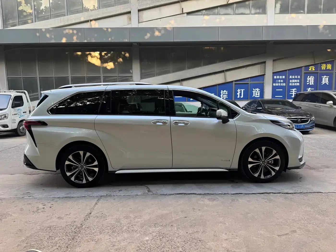 2023 Grevia 2.5L Hybrid Premium Plus Edition — миниатюра 3