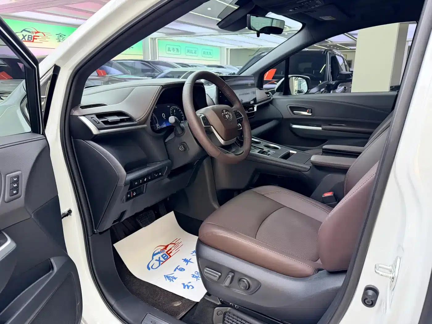 2026 Grevia 2.5L Hybrid Luxury MAX AWD — миниатюра 4