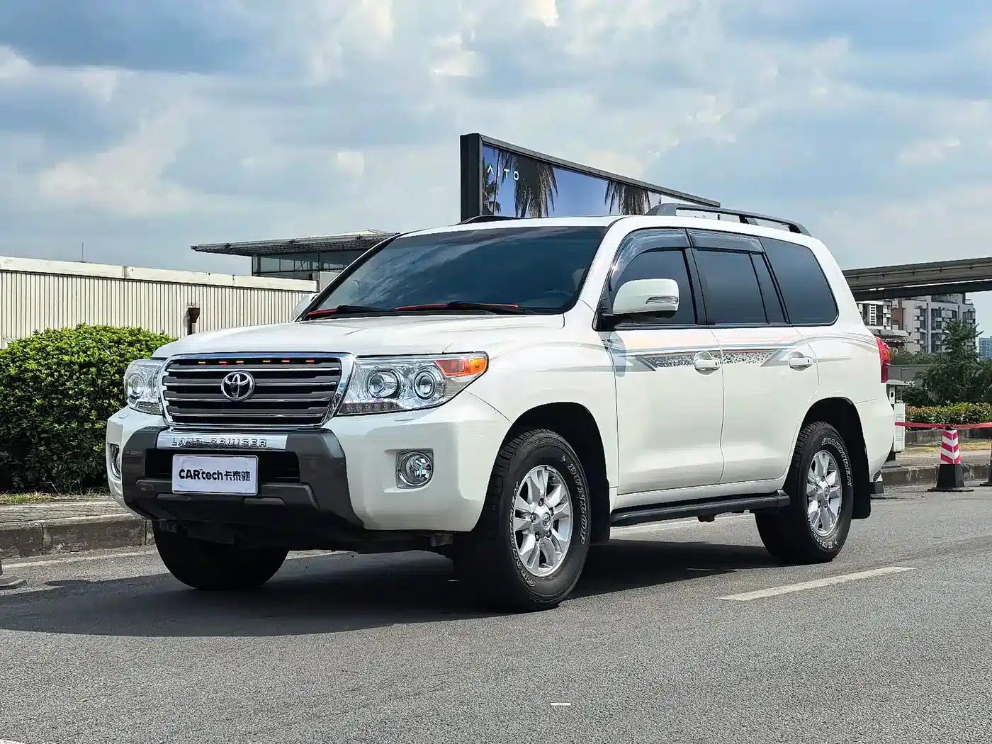 2012 Land Cruiser 4.0L Automatic VX — миниатюра 1