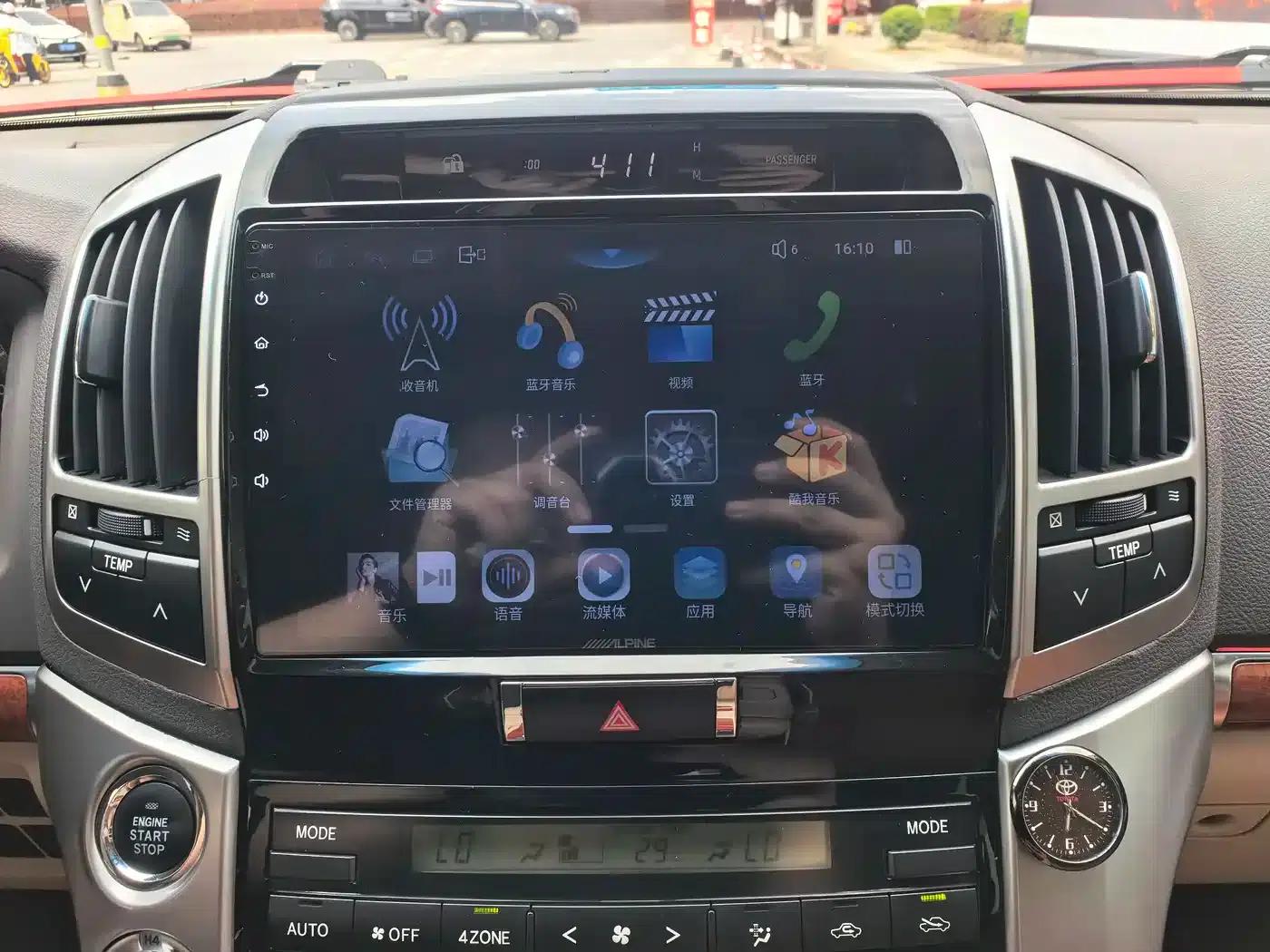 2012 Land Cruiser 4.0L Automatic VX — миниатюра 18