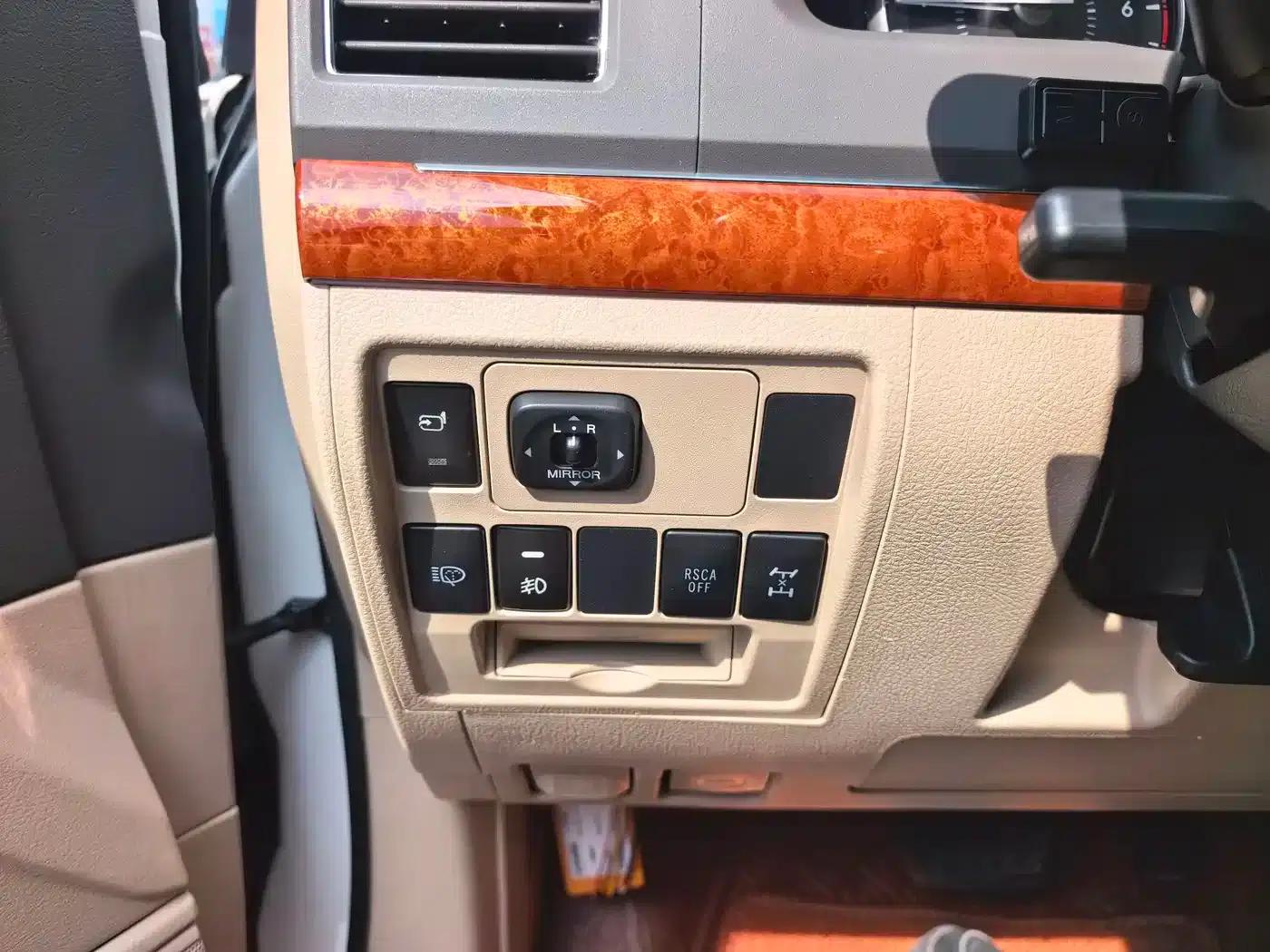 2012 Land Cruiser 4.0L Automatic VX — миниатюра 24