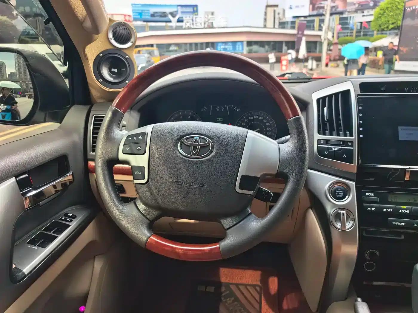 2012 Land Cruiser 4.0L Automatic VX — миниатюра 10