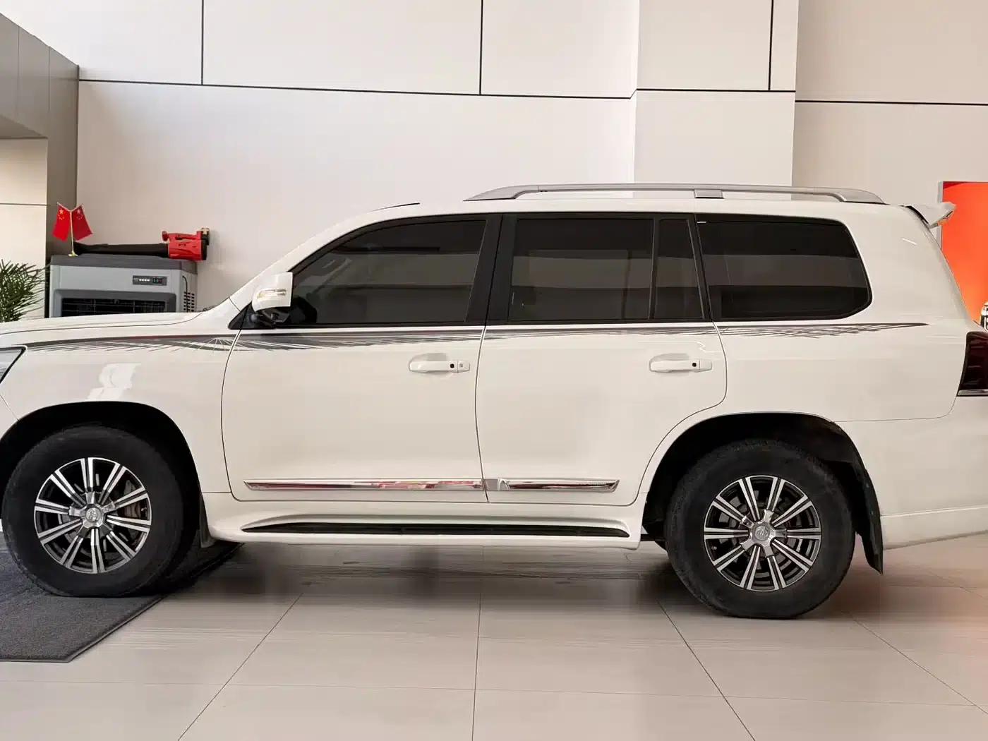 2010 Land Cruiser 4.0L Automatic VX — миниатюра 7