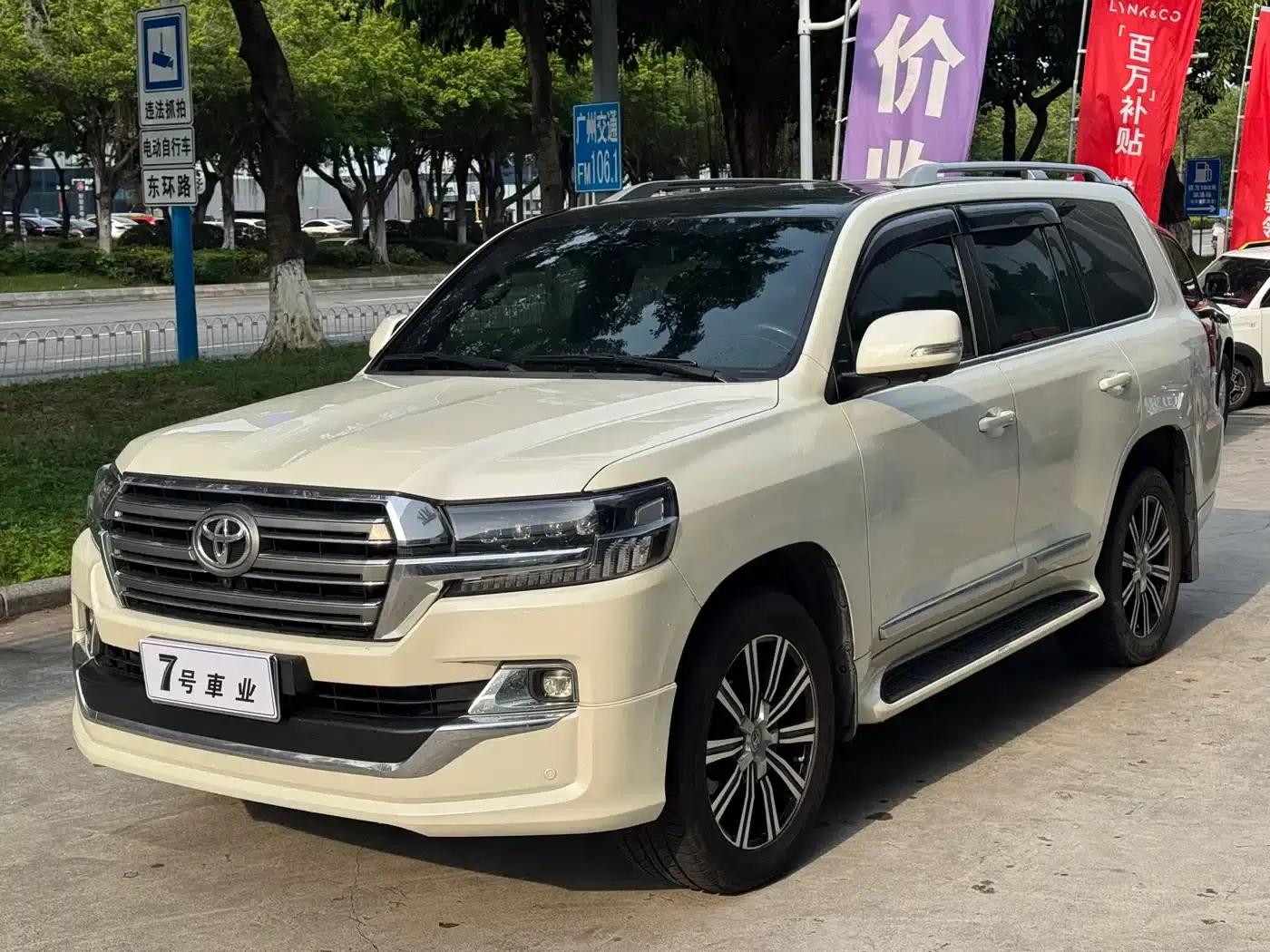 2016 Land Cruiser (Imported) 4.0L Middle East Edition — миниатюра 1