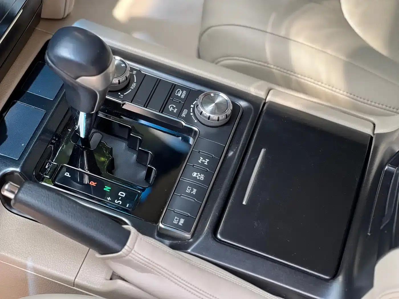 2020 Land Cruiser (Imported) 4.0L Middle East Edition — миниатюра 19