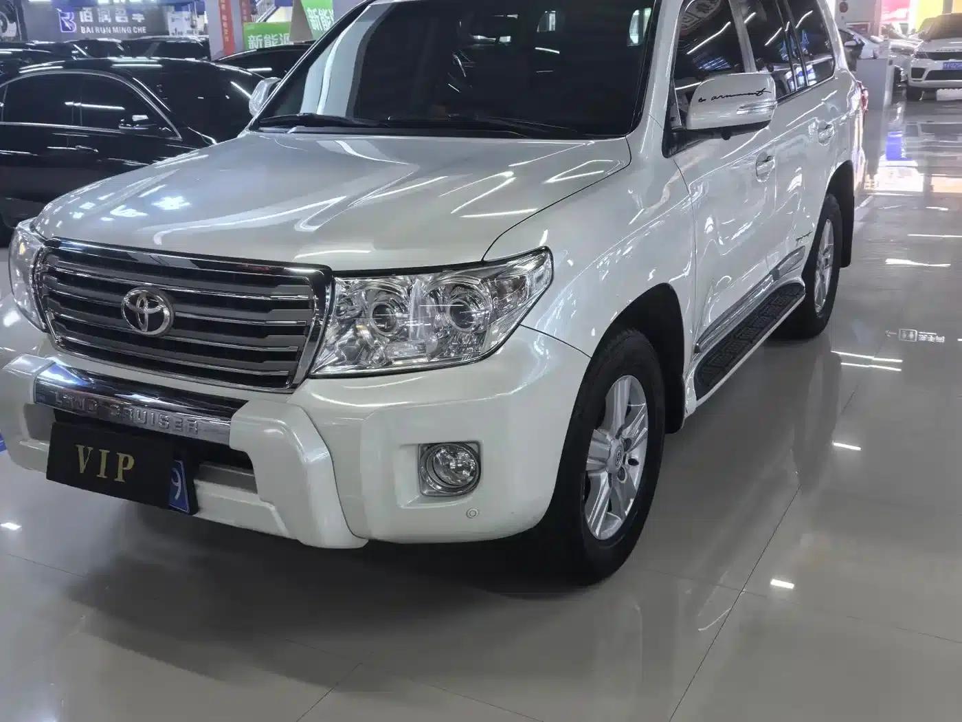 2015 Land Cruiser (Imported) 4.0L V6 Middle East Base Model — миниатюра 1