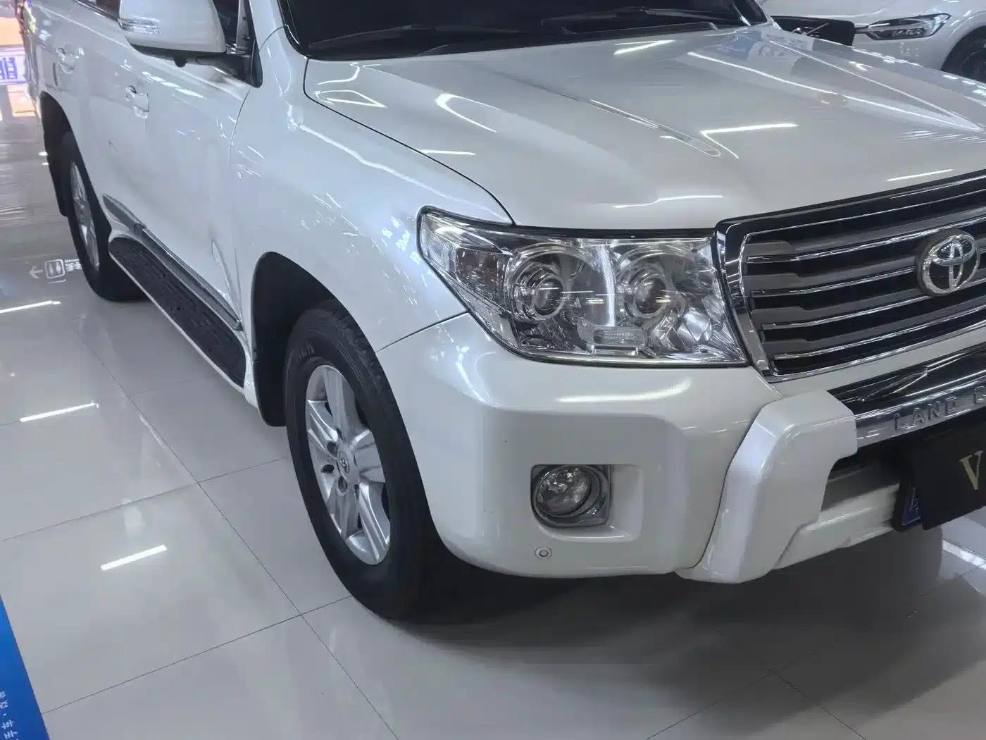 2015 Land Cruiser (Imported) 4.0L V6 Middle East Base Model — миниатюра 3