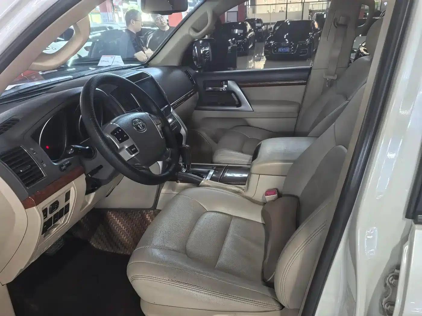 2015 Land Cruiser (Imported) 4.0L V6 Middle East Base Model — миниатюра 4