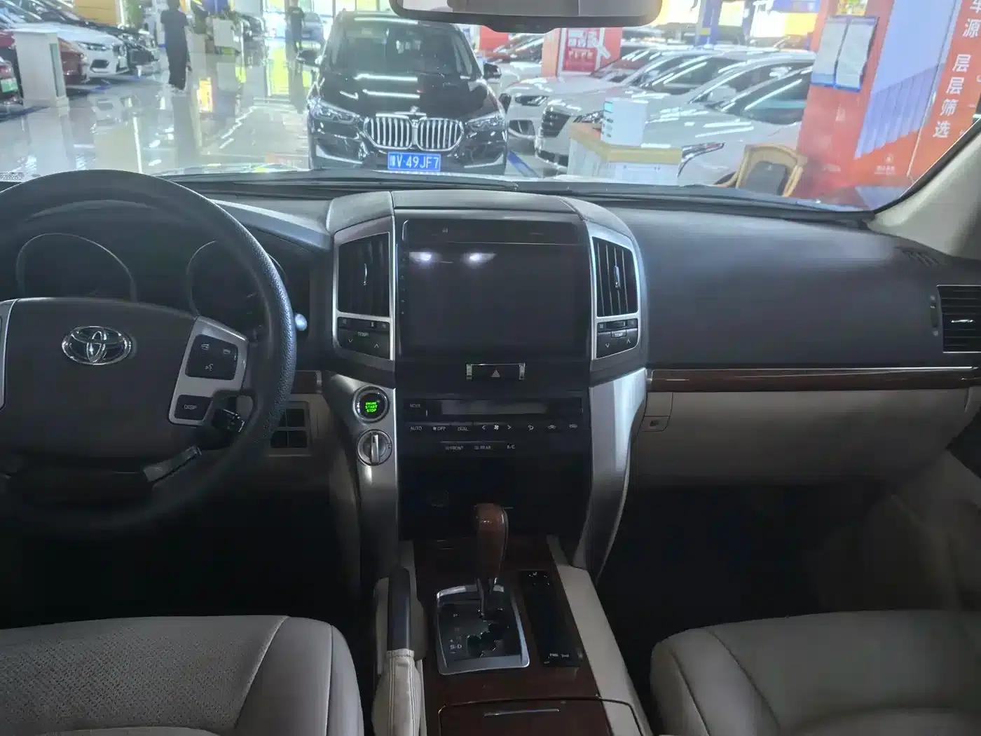 2015 Land Cruiser (Imported) 4.0L V6 Middle East Base Model — миниатюра 6
