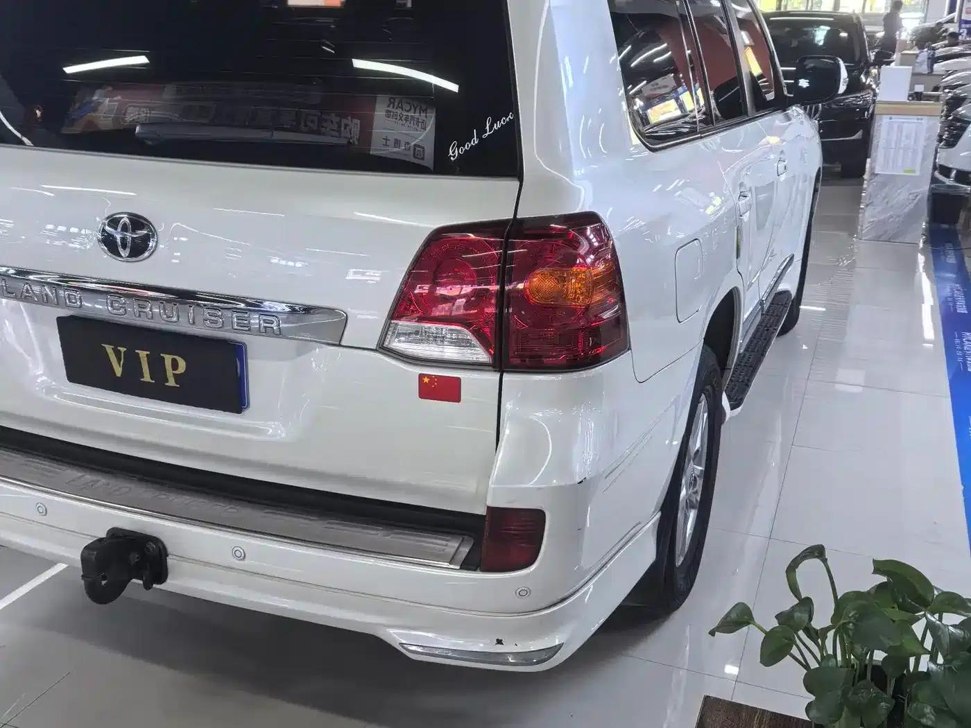2015 Land Cruiser (Imported) 4.0L V6 Middle East Base Model — миниатюра 9