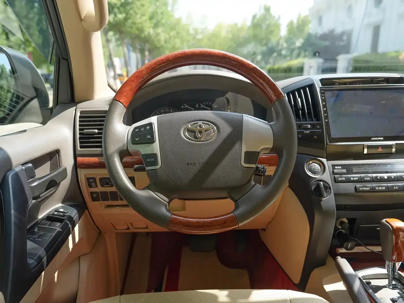 2015 Imported Land Cruiser 4.0L V6 Middle East Base Model — миниатюра 14