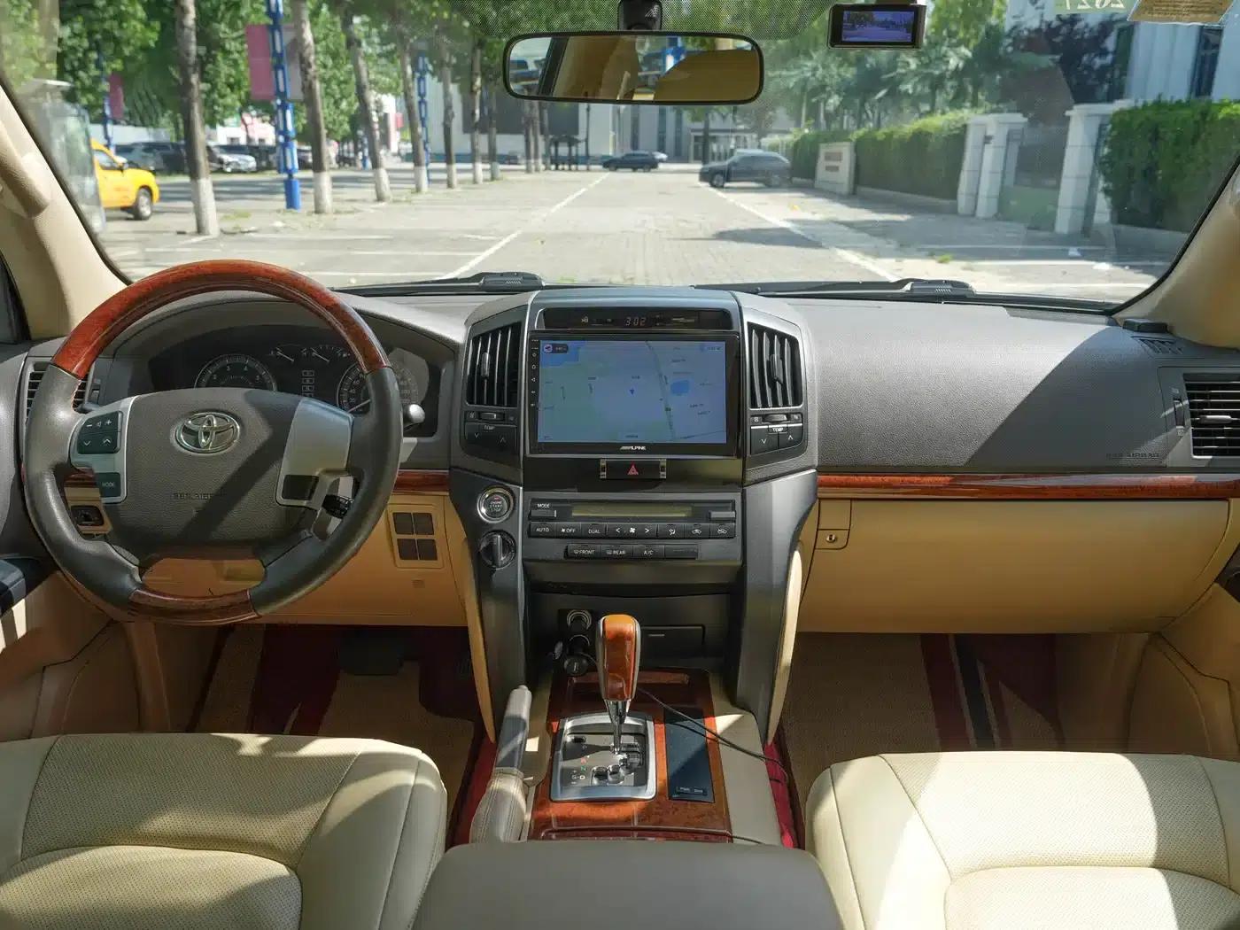 2015 Imported Land Cruiser 4.0L V6 Middle East Base Model — миниатюра 16