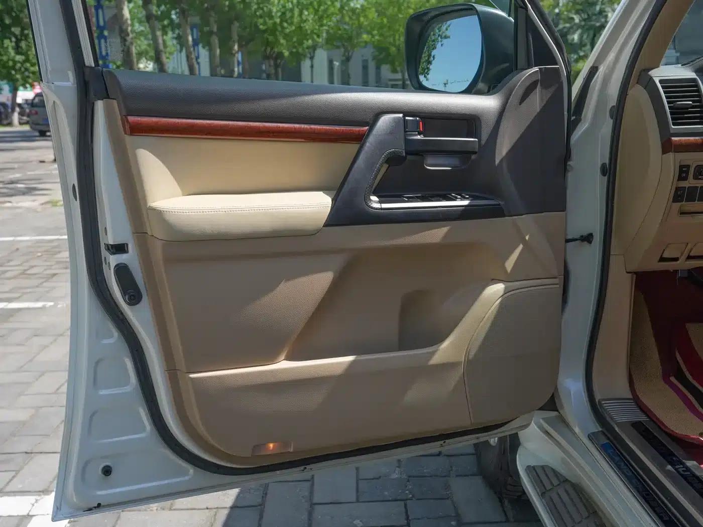 2015 Imported Land Cruiser 4.0L V6 Middle East Base Model — миниатюра 10