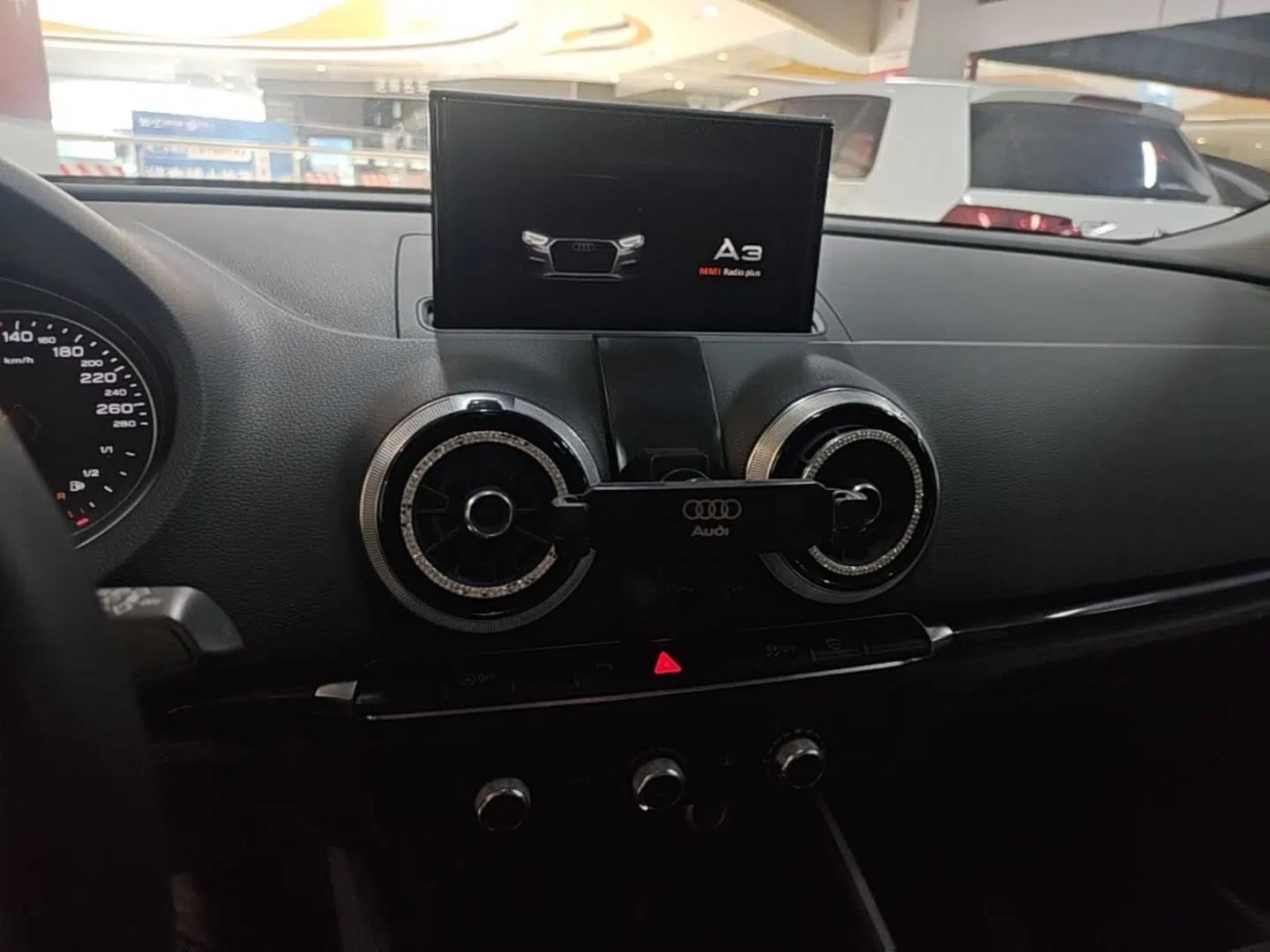 Audi A3 2018 30th Anniversary Edition Sportback 35 TFSI Fashion Model — миниатюра 15