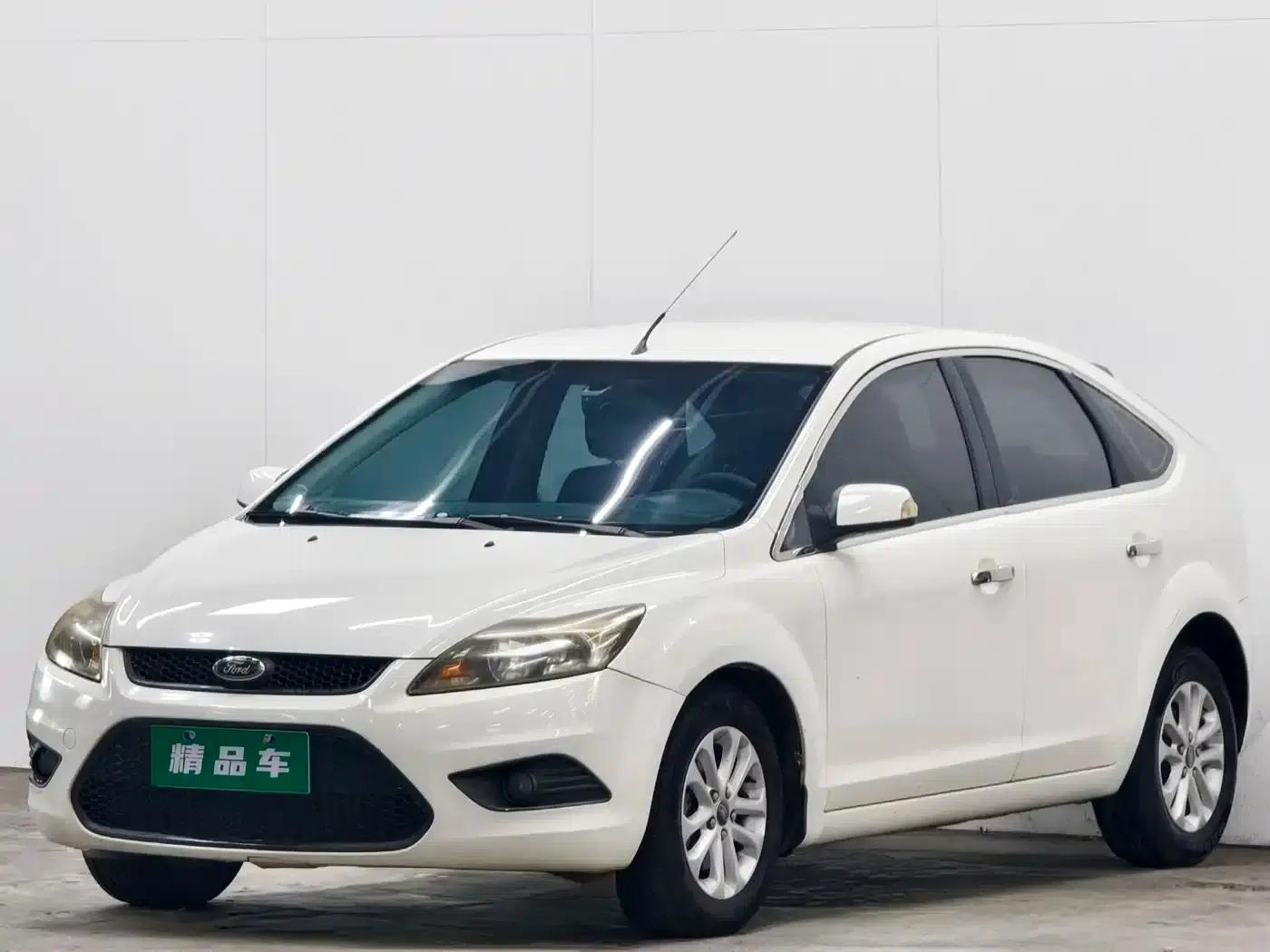 Ford Focus 2013 Hatchback Classic 1.8L Automatic Basic Model — миниатюра 1