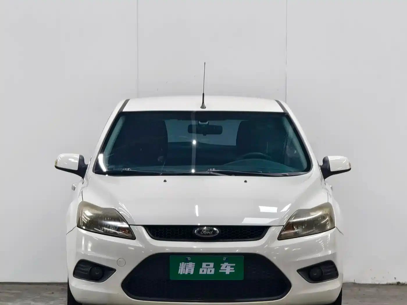 Ford Focus 2013 Hatchback Classic 1.8L Automatic Basic Model — миниатюра 2