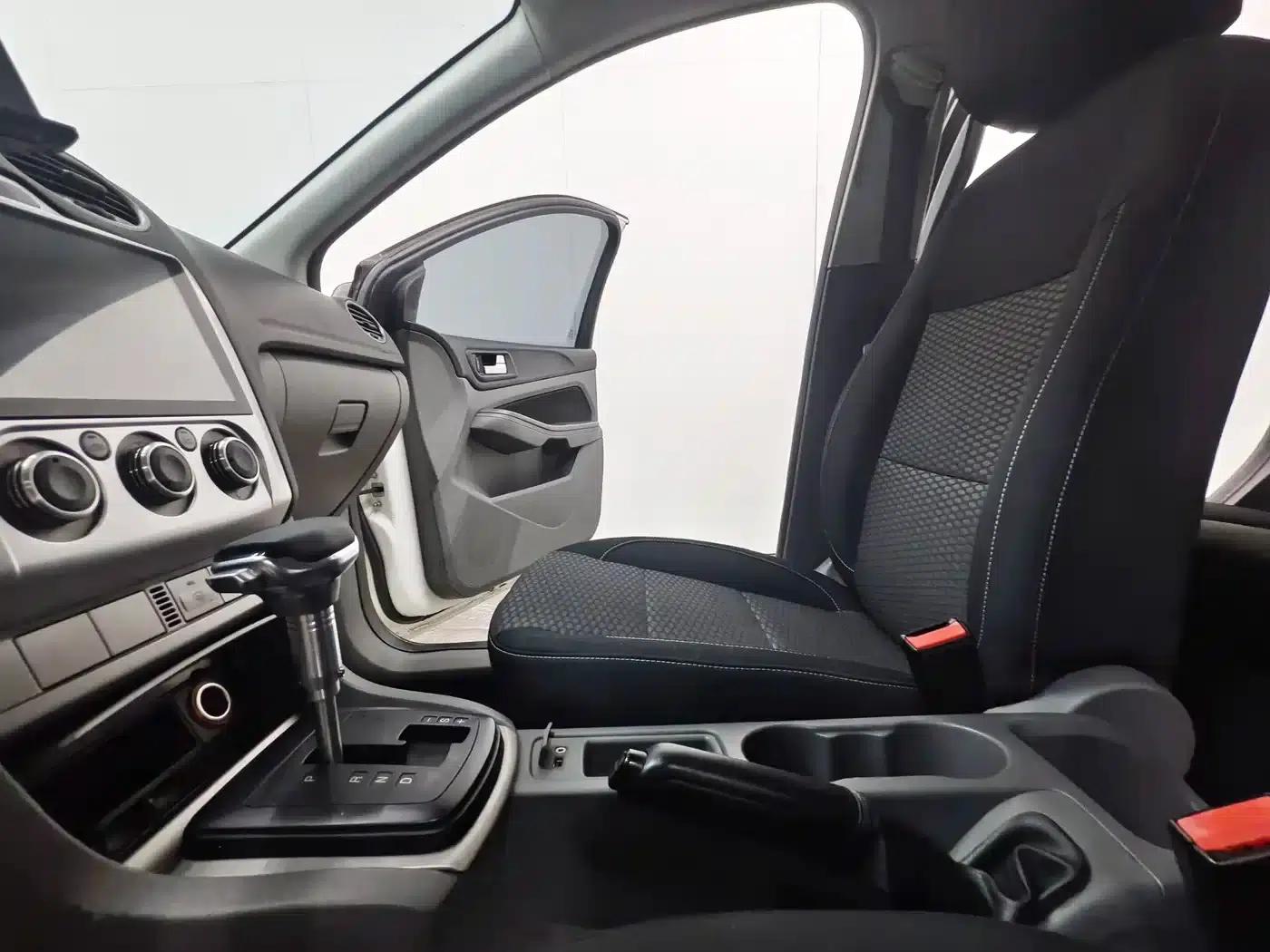 Ford Focus 2013 Hatchback Classic 1.8L Automatic Basic Model — миниатюра 11