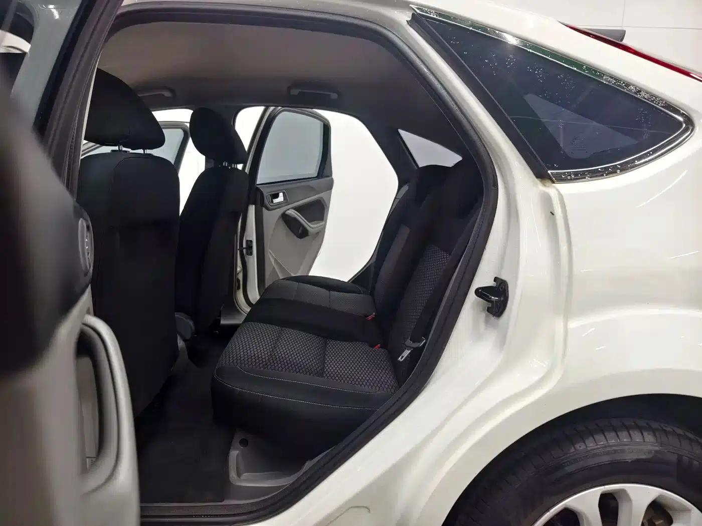 Ford Focus 2013 Hatchback Classic 1.8L Automatic Basic Model — миниатюра 12