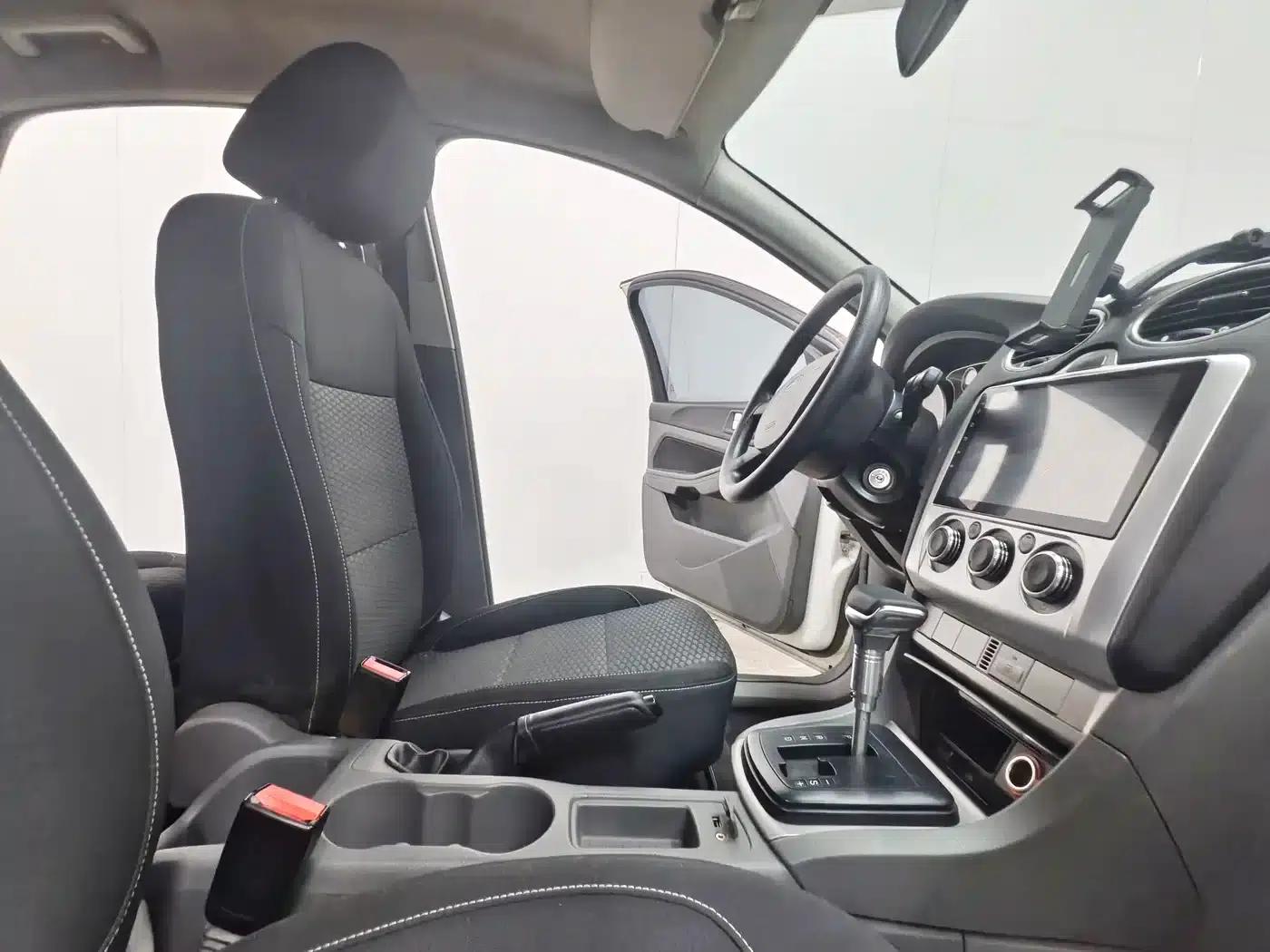 Ford Focus 2013 Hatchback Classic 1.8L Automatic Basic Model — миниатюра 14