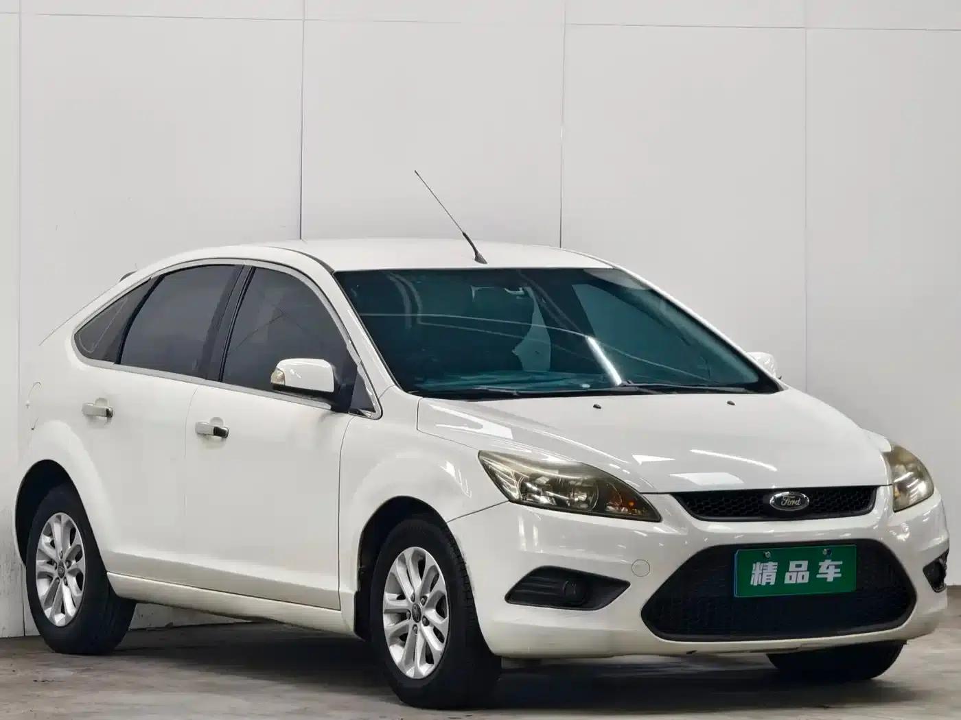 Ford Focus 2013 Hatchback Classic 1.8L Automatic Basic Model — миниатюра 3