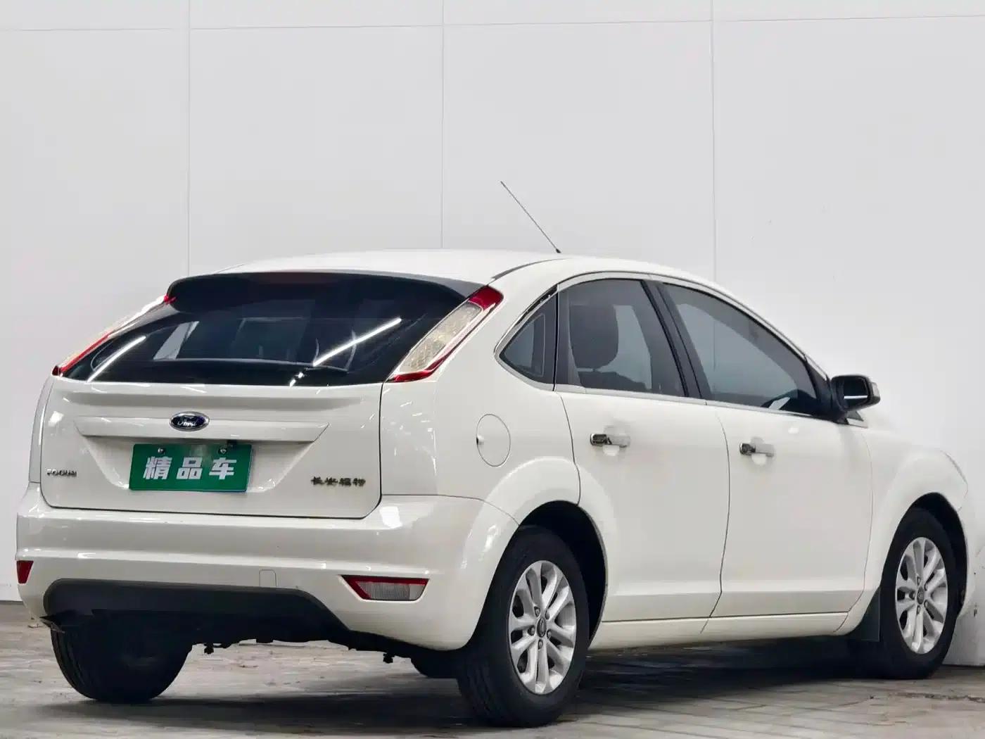 Ford Focus 2013 Hatchback Classic 1.8L Automatic Basic Model — миниатюра 4