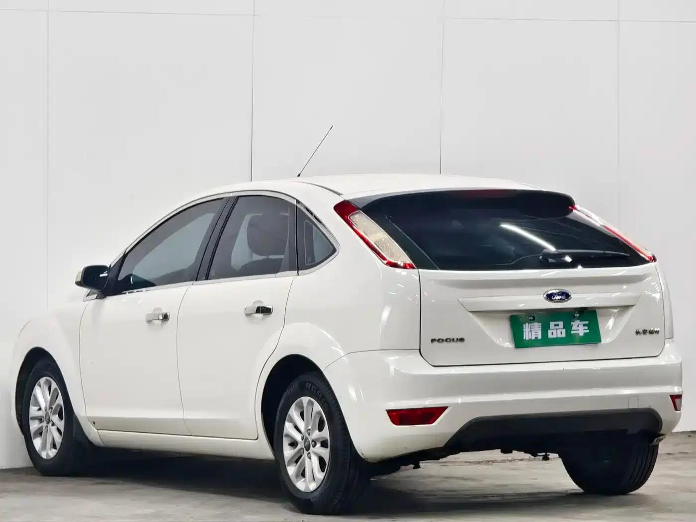 Ford Focus 2013 Hatchback Classic 1.8L Automatic Basic Model — миниатюра 6