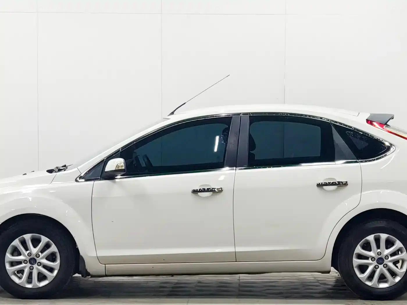Ford Focus 2013 Hatchback Classic 1.8L Automatic Basic Model — миниатюра 7