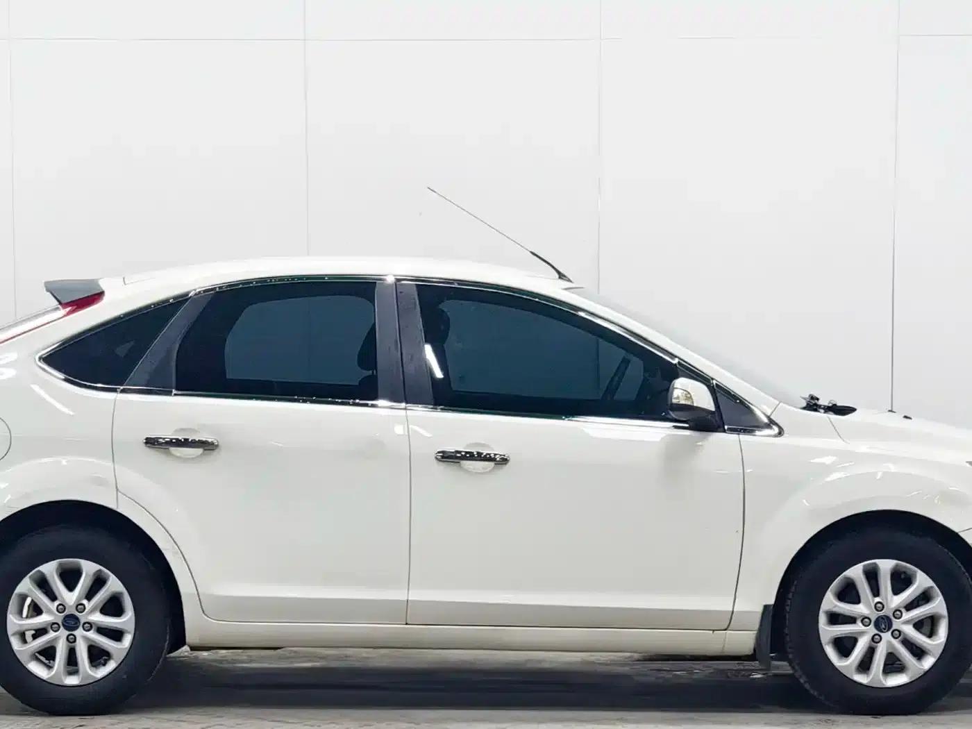Ford Focus 2013 Hatchback Classic 1.8L Automatic Basic Model — миниатюра 8