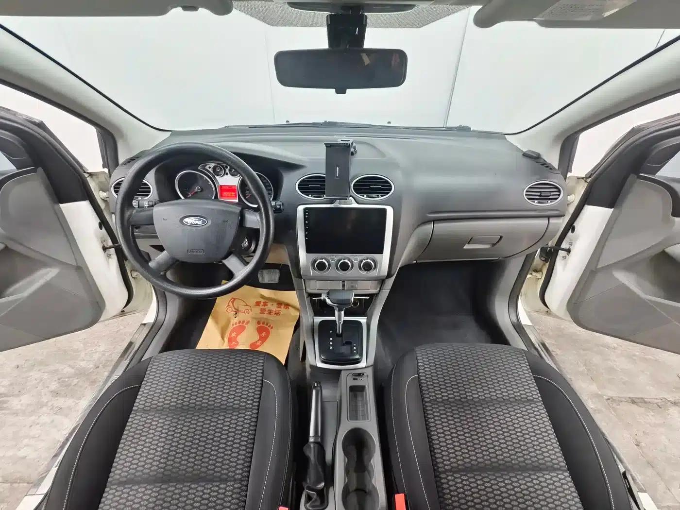 Ford Focus 2013 Hatchback Classic 1.8L Automatic Basic Model — миниатюра 9