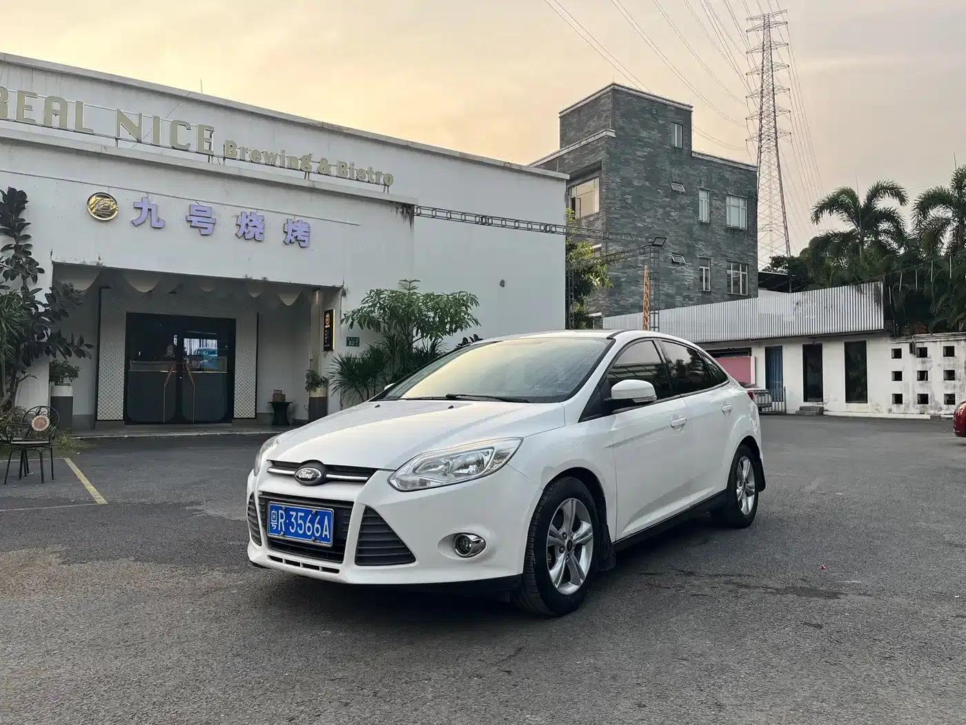 Ford Focus 2012 Sedan 1.6L Automatic Fashion Edition — миниатюра 1