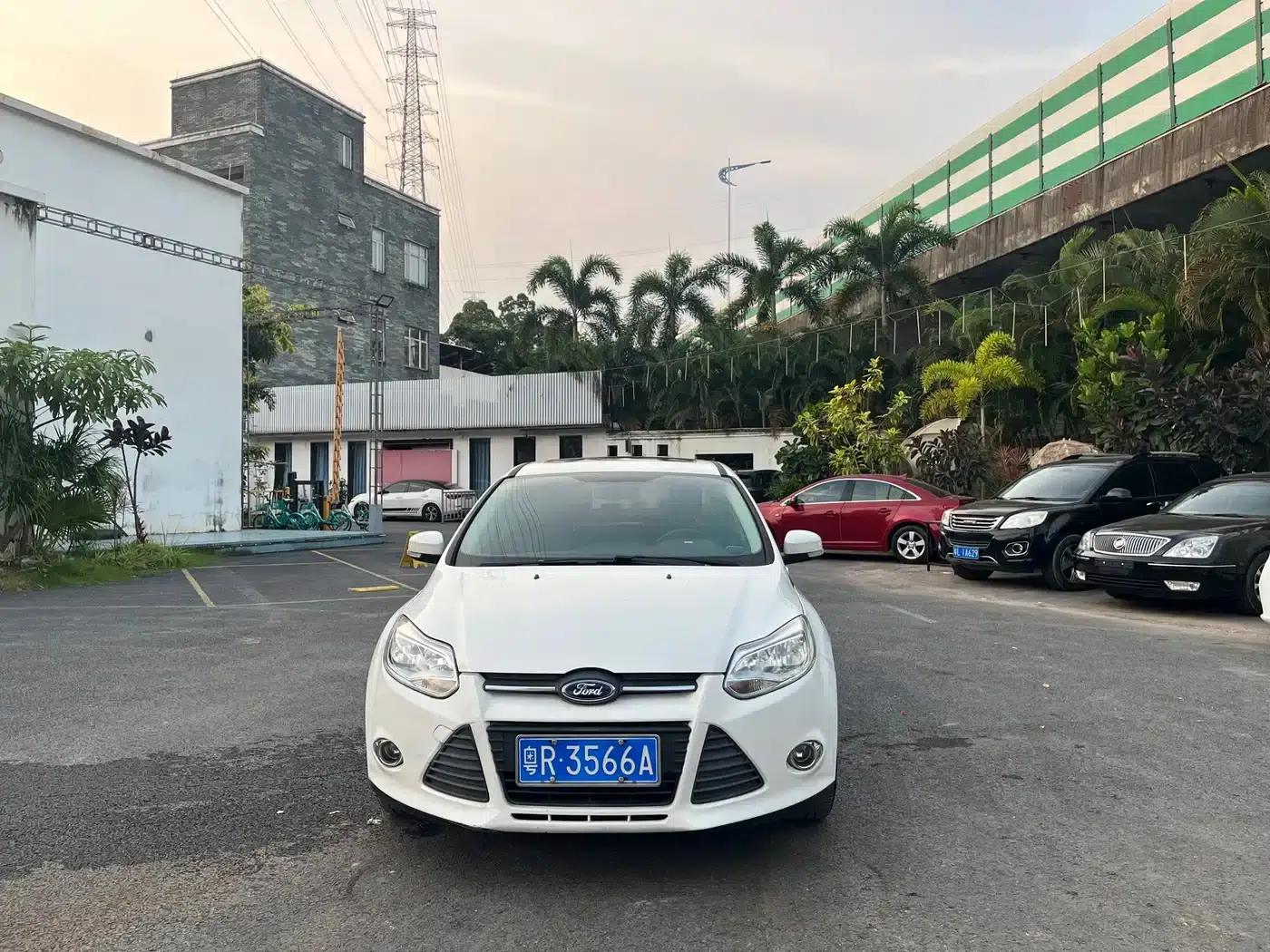 Ford Focus 2012 Sedan 1.6L Automatic Fashion Edition — миниатюра 2