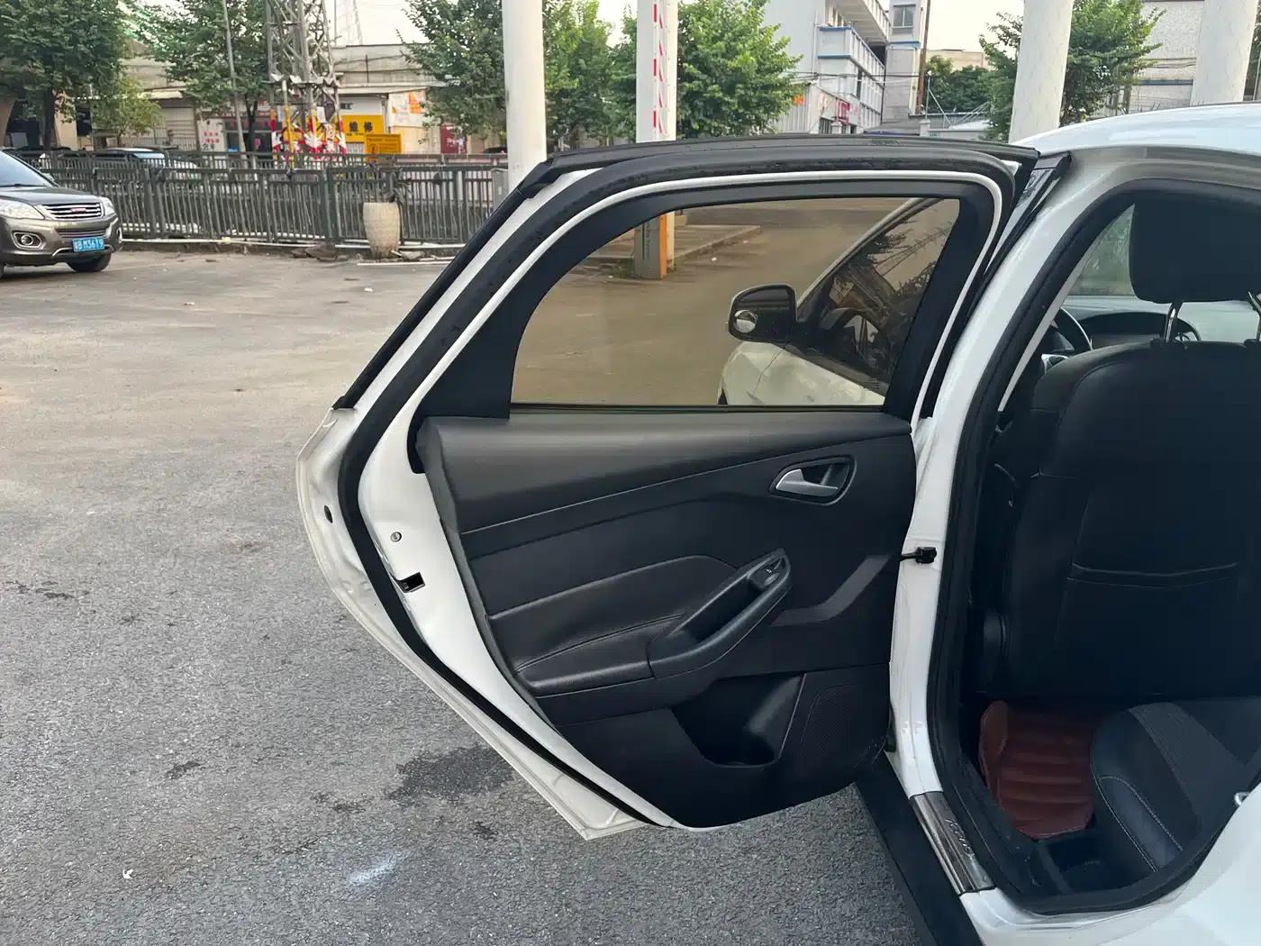 Ford Focus 2012 Sedan 1.6L Automatic Fashion Edition — миниатюра 12