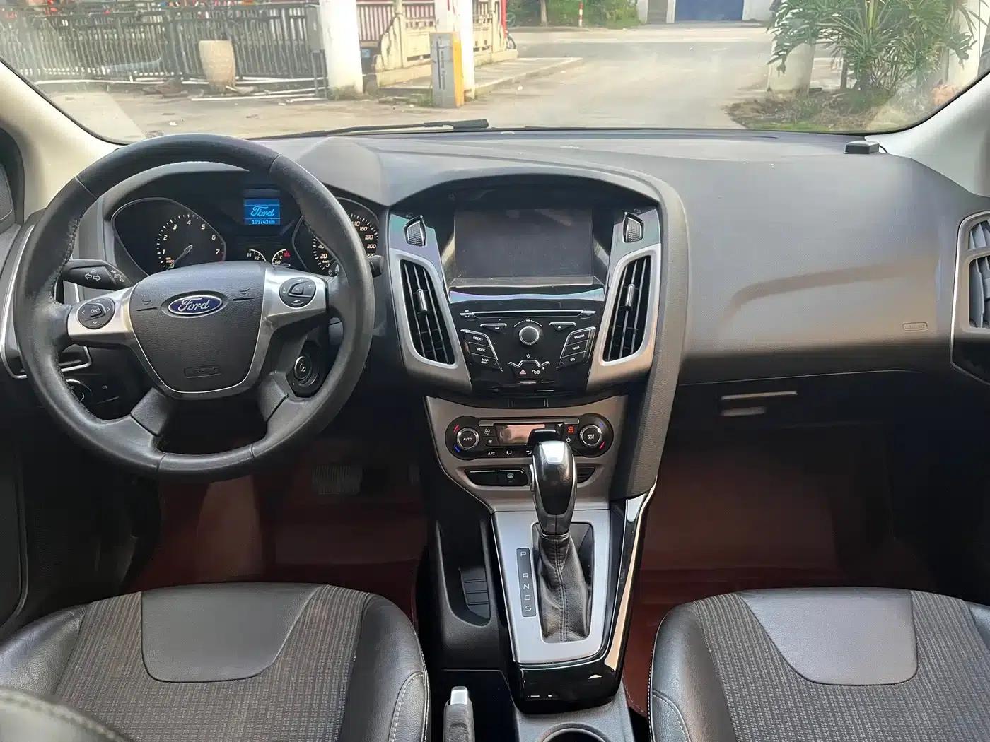 Ford Focus 2012 Sedan 1.6L Automatic Fashion Edition — миниатюра 13