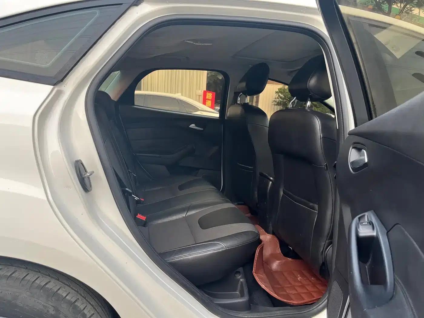 Ford Focus 2012 Sedan 1.6L Automatic Fashion Edition — миниатюра 15